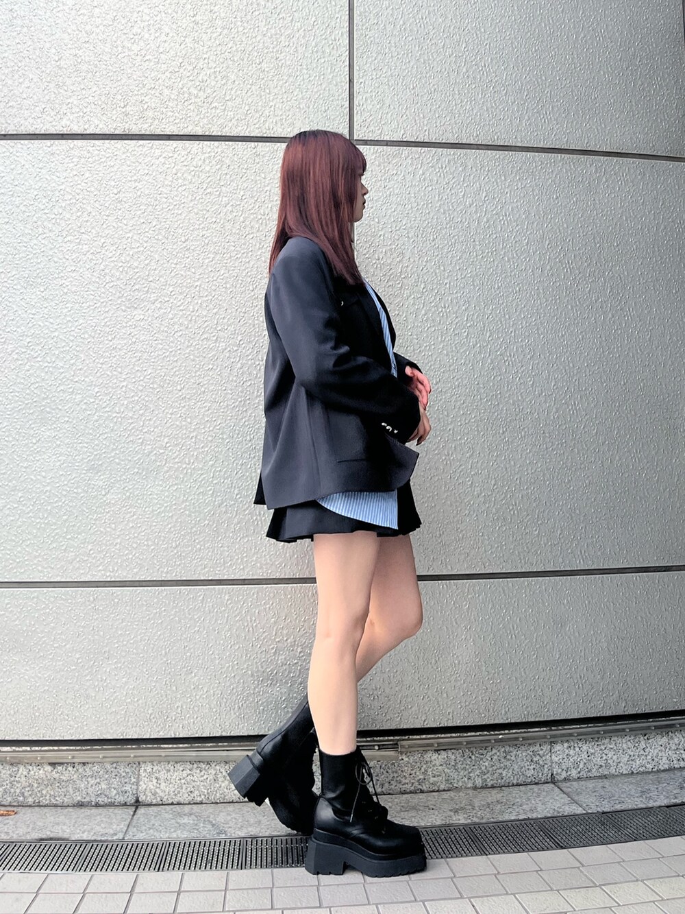 グレー系のテーラードジャケット、ブルー系のシャツ/ブラウス、グレー系のスカートを着用したレディースの冬コーディネートの5枚目の写真