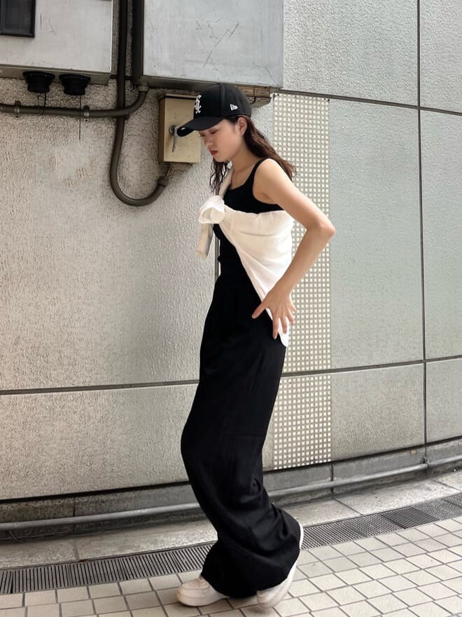 ホワイト系のシャツ/ブラウス、ブラック系のその他パンツ、ブラック系のタンクトップを着用したレディースの夏コーディネートの4枚目の写真