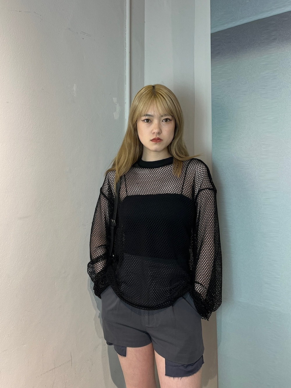 ブラック系のブーツ、ブラック系のキャミソール、ブラック系のハンドバッグを着用したレディースの夏コーディネートの5枚目の写真