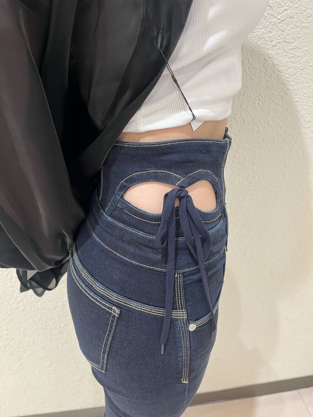 ホワイト系のキャミソール、ブラック系のシャツ/ブラウス、ブルー系のデニムパンツを着用したレディースの夏コーディネートの6枚目の写真