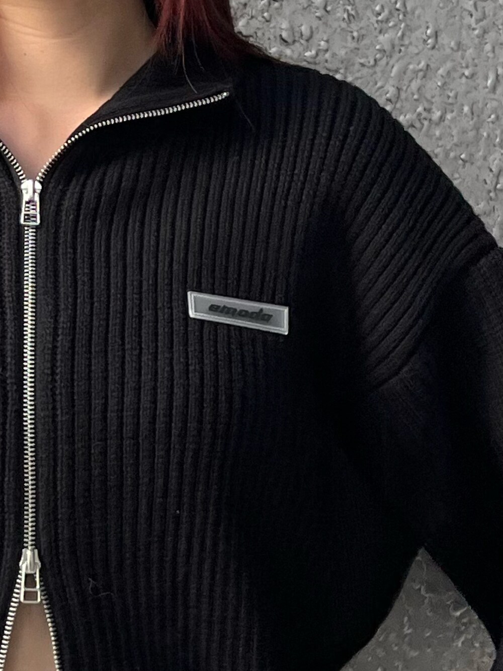 グレー系のスカート、ブラック系のブーツ、ブラック系のニット/セーターを着用したレディースの秋コーディネートの7枚目の写真