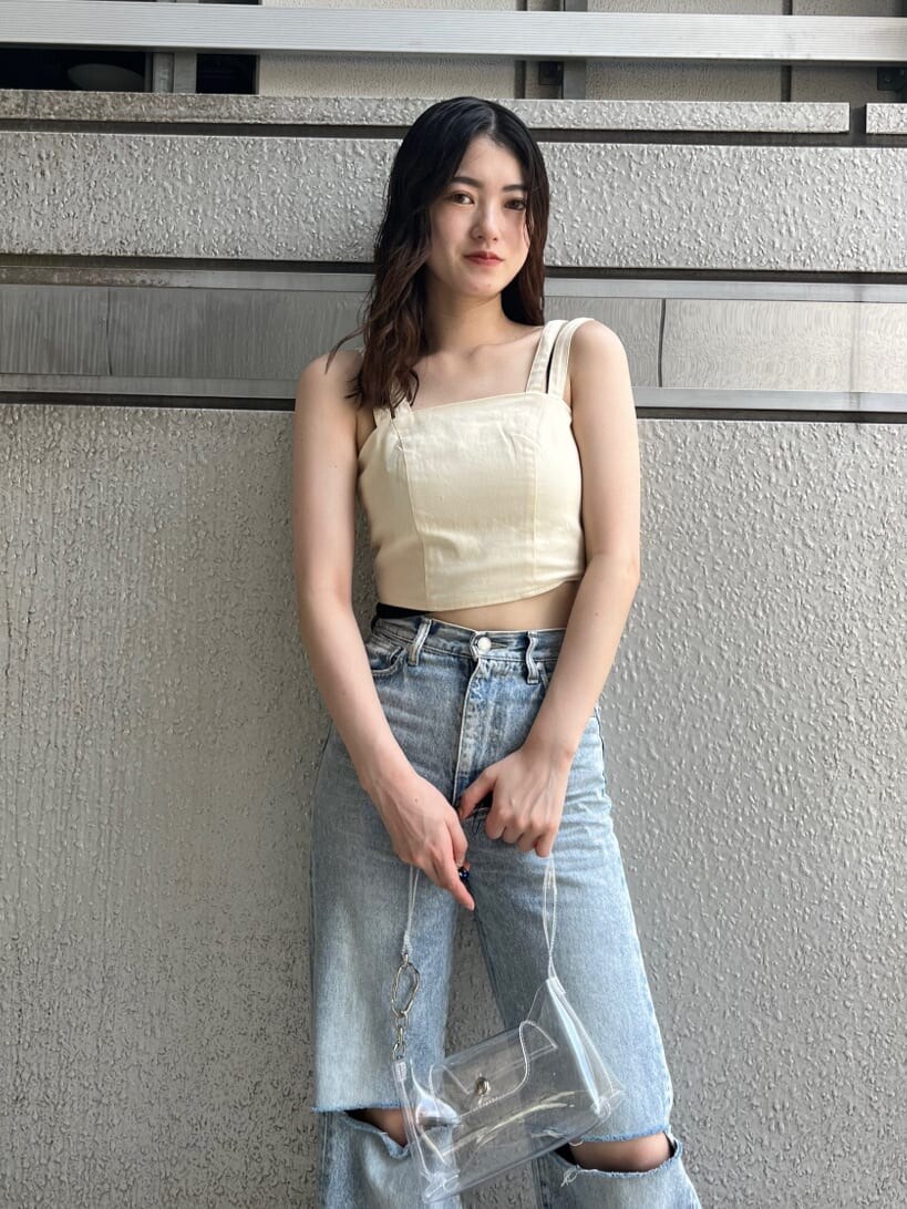 ブラック系のサンダル、ホワイト系のタンクトップ、その他のハンドバッグを着用したレディースの夏コーディネートの4枚目の写真