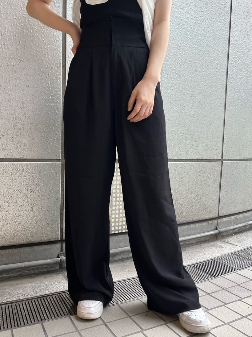 ホワイト系のシャツ/ブラウス、ブラック系のその他パンツ、ブラック系のタンクトップを着用したレディースの夏コーディネートの7枚目の写真