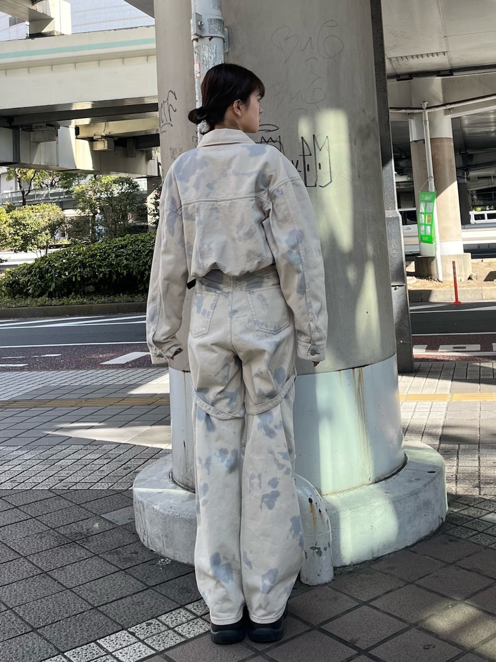 ホワイト系のデニムパンツ、ブラック系のスニーカー、ブラック系のニット/セーターを着用したレディースの冬コーディネートの5枚目の写真