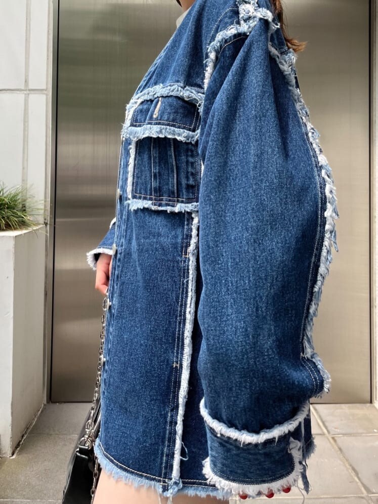 グレー系のスウェット、ブルー系のデニムジャケット、ブラック系のブーツを着用したレディースの秋コーディネートの6枚目の写真