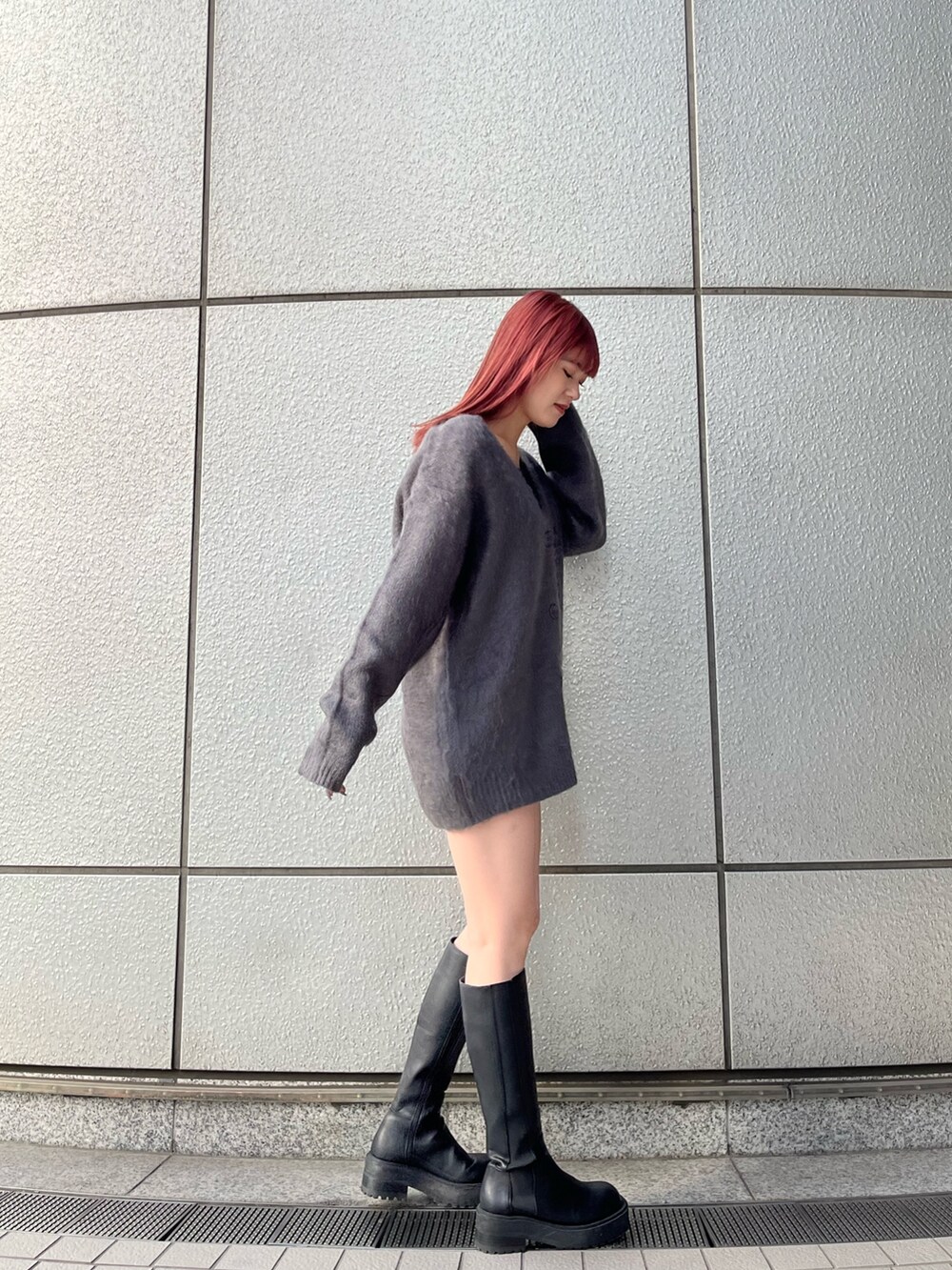 グレー系のカーディガン/ボレロ、グレー系のスカート、ブラック系のブーツを着用したレディースの秋コーディネートの3枚目の写真