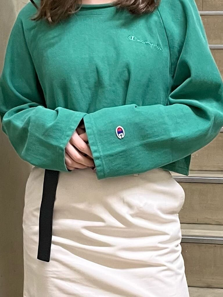 ホワイト系のスカート、ブラック系のハットを着用したレディースの春コーディネートの4枚目の写真