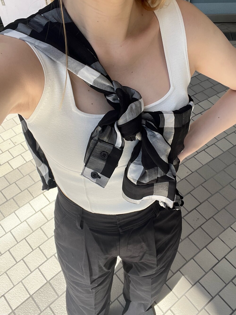ブラック系のその他パンツ、その他のシャツ/ブラウス、ホワイト系のニット/セーターを着用したレディースの春コーディネートの7枚目の写真