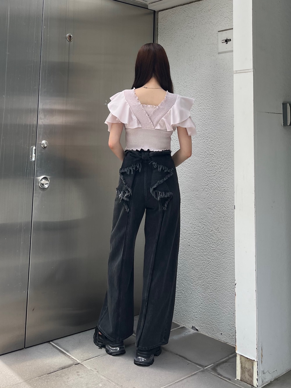 ブラック系のサンダル、ブラック系のデニムパンツ、ピンク系のTシャツ/カットソーを着用したレディースの夏コーディネートの3枚目の写真