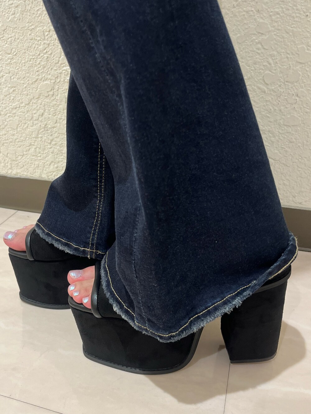 ホワイト系のキャミソール、ブラック系のシャツ/ブラウス、ブルー系のデニムパンツを着用したレディースの夏コーディネートの7枚目の写真