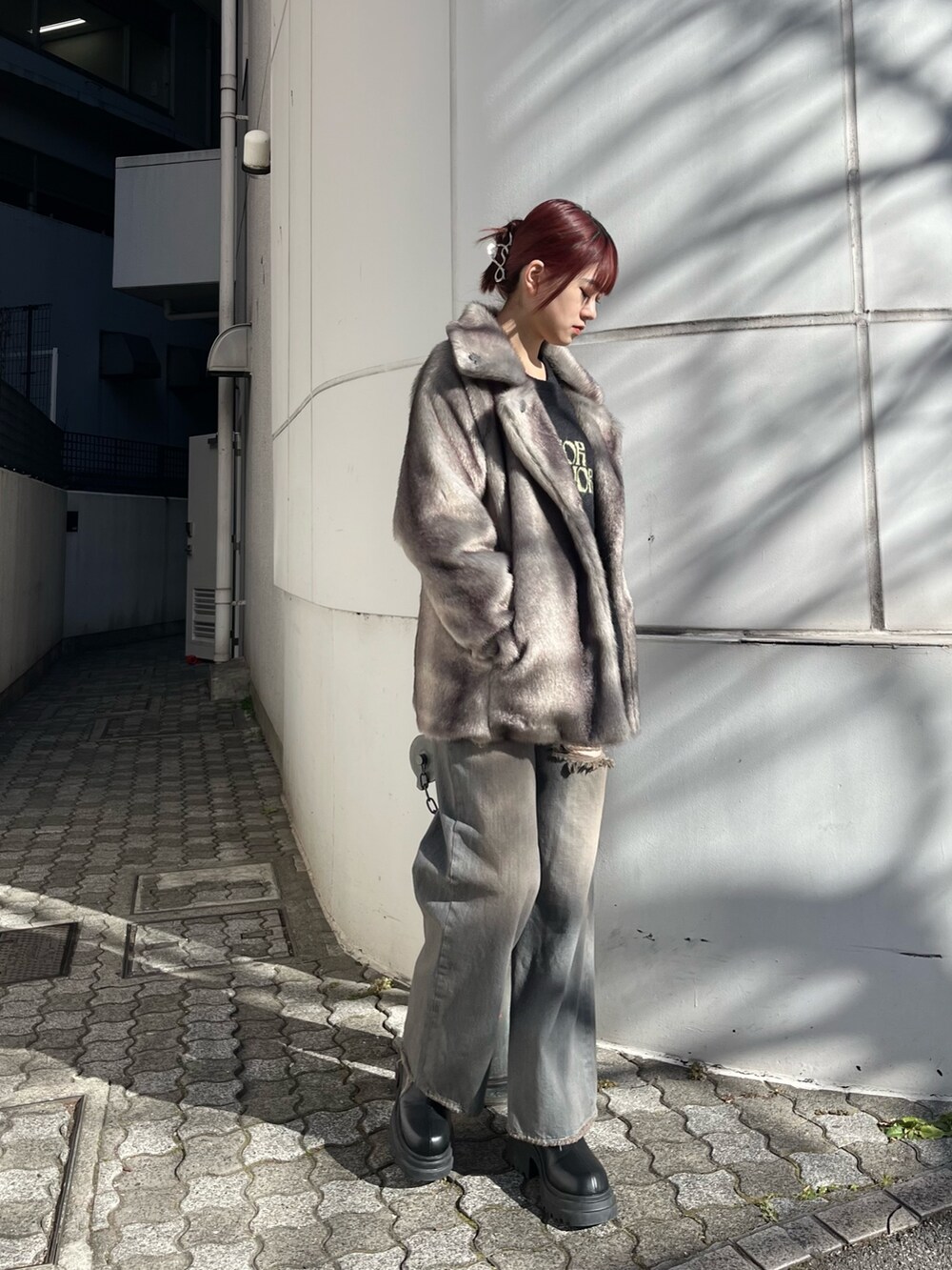 グレー系のその他アウター、グレー系のデニムパンツ、ブラック系のニット/セーターを着用したレディースの冬コーディネートの3枚目の写真
