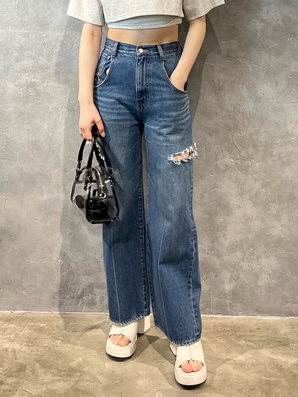 「カジュアル、カジュアルコーデ、デニム、デニムコーデ、ワイドデニム、ダメージデニム、厚底サンダル、THE NORTH FACE、夏コーデ」｜「EMODAのハイカットルーズワイドジーンズ（デニムパンツ、ブルー系）」を使った、片岡玲菜さん（レディース・165cm）の春コーディネートの7枚目の写真