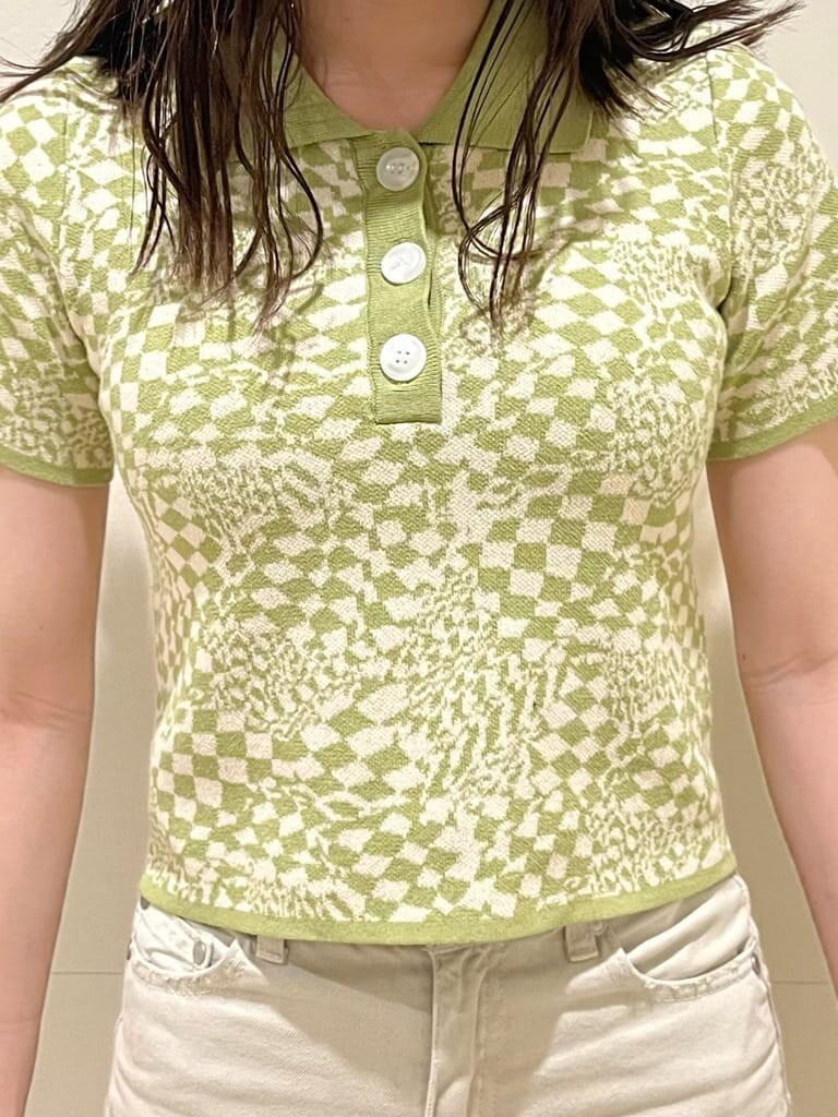 ブラック系のブーツ、ホワイト系のデニムジャケット、その他のポロシャツを着用したレディースの春コーディネートの5枚目の写真