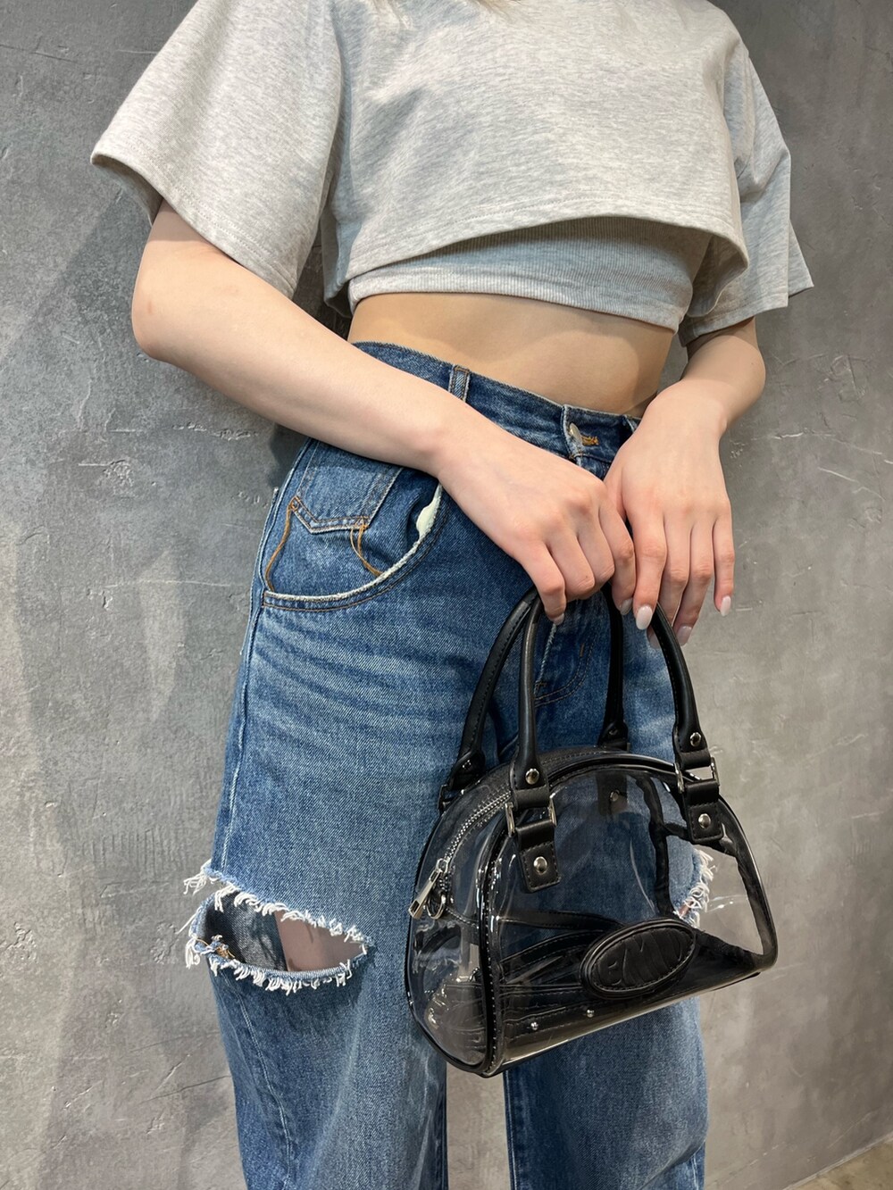 「カジュアル、カジュアルコーデ、デニム、デニムコーデ、ワイドデニム、ダメージデニム、厚底サンダル、THE NORTH FACE、夏コーデ」｜「EMODAのハイカットルーズワイドジーンズ（デニムパンツ、ブルー系）」を使った、片岡玲菜さん（レディース・165cm）の春コーディネートの6枚目の写真
