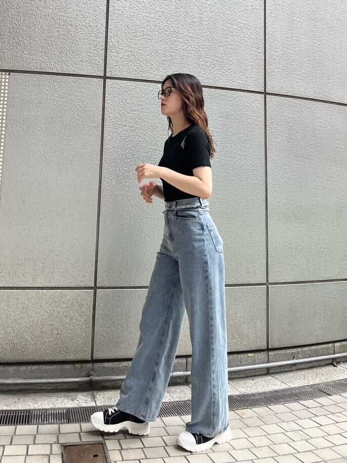 ブラック系のスニーカー、ブラック系のTシャツ/カットソーを着用したレディースの夏コーディネートの4枚目の写真