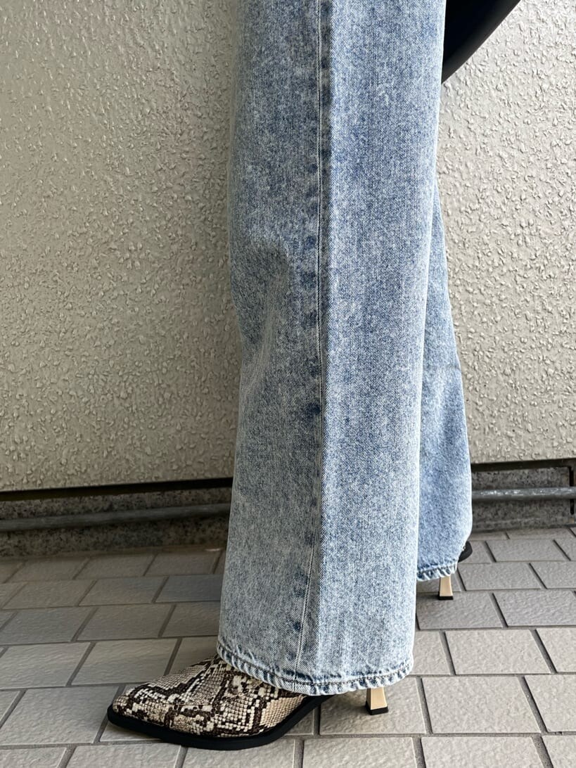 その他のパンプス、ブルー系のデニムパンツ、ブラック系のスウェットを着用したレディースの秋コーディネートの8枚目の写真