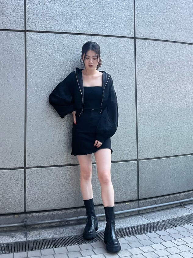 ブラック系のブーツ、ブラック系のスカートを着用したレディースの夏コーディネートの2枚目の写真