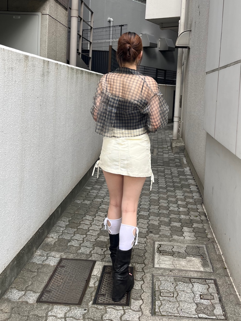 ブラック系のサンダル、ベージュ系のシャツ/ブラウス、ホワイト系のスカートを着用したレディースの夏コーディネートの3枚目の写真