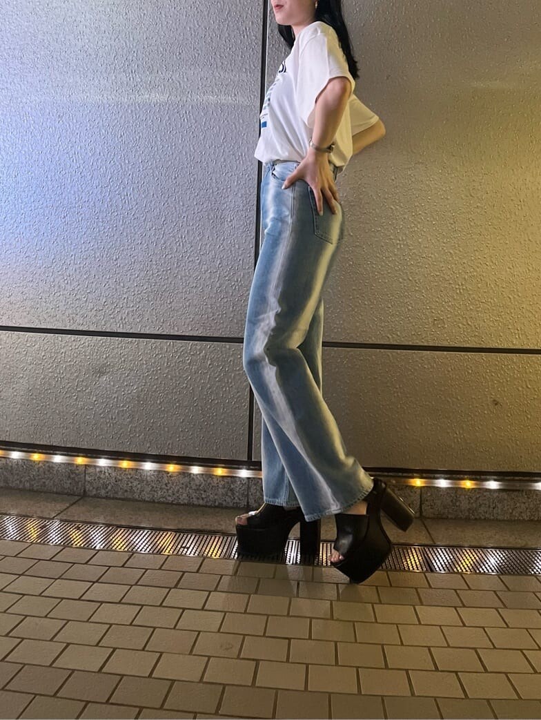 ブラック系のサンダル、ホワイト系のTシャツ/カットソーを着用したレディースの春コーディネートの3枚目の写真