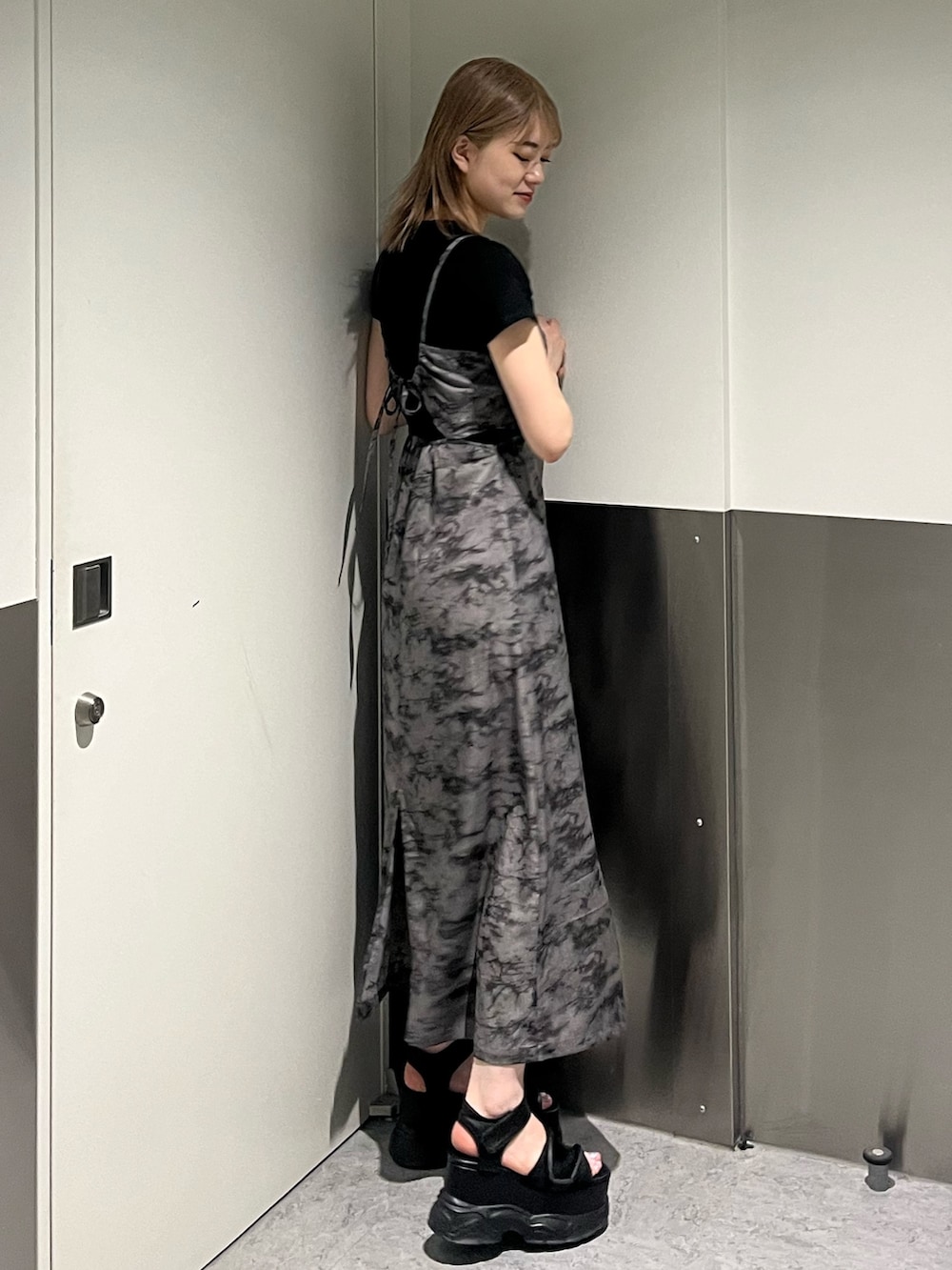 ブラック系のサンダル、その他のワンピース、ブラック系のTシャツ/カットソーを着用したレディースの春コーディネートの5枚目の写真