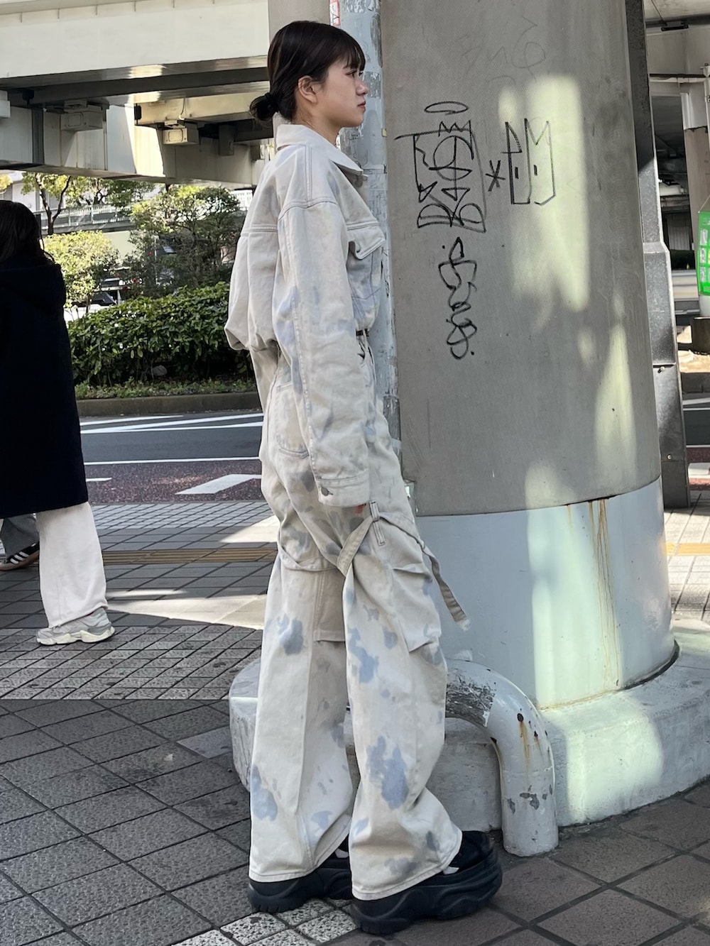 ホワイト系のデニムパンツ、ブラック系のスニーカー、ブラック系のニット/セーターを着用したレディースの冬コーディネートの3枚目の写真