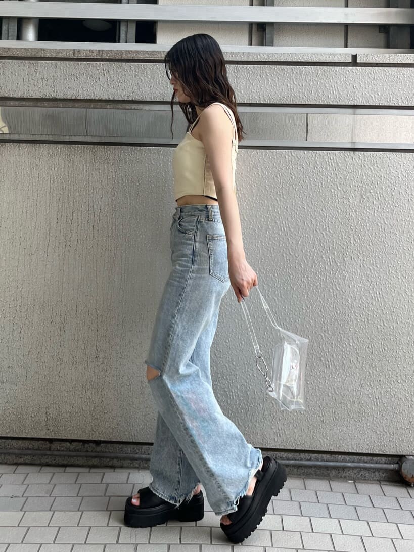 ブラック系のサンダル、ホワイト系のタンクトップ、その他のハンドバッグを着用したレディースの夏コーディネートの2枚目の写真