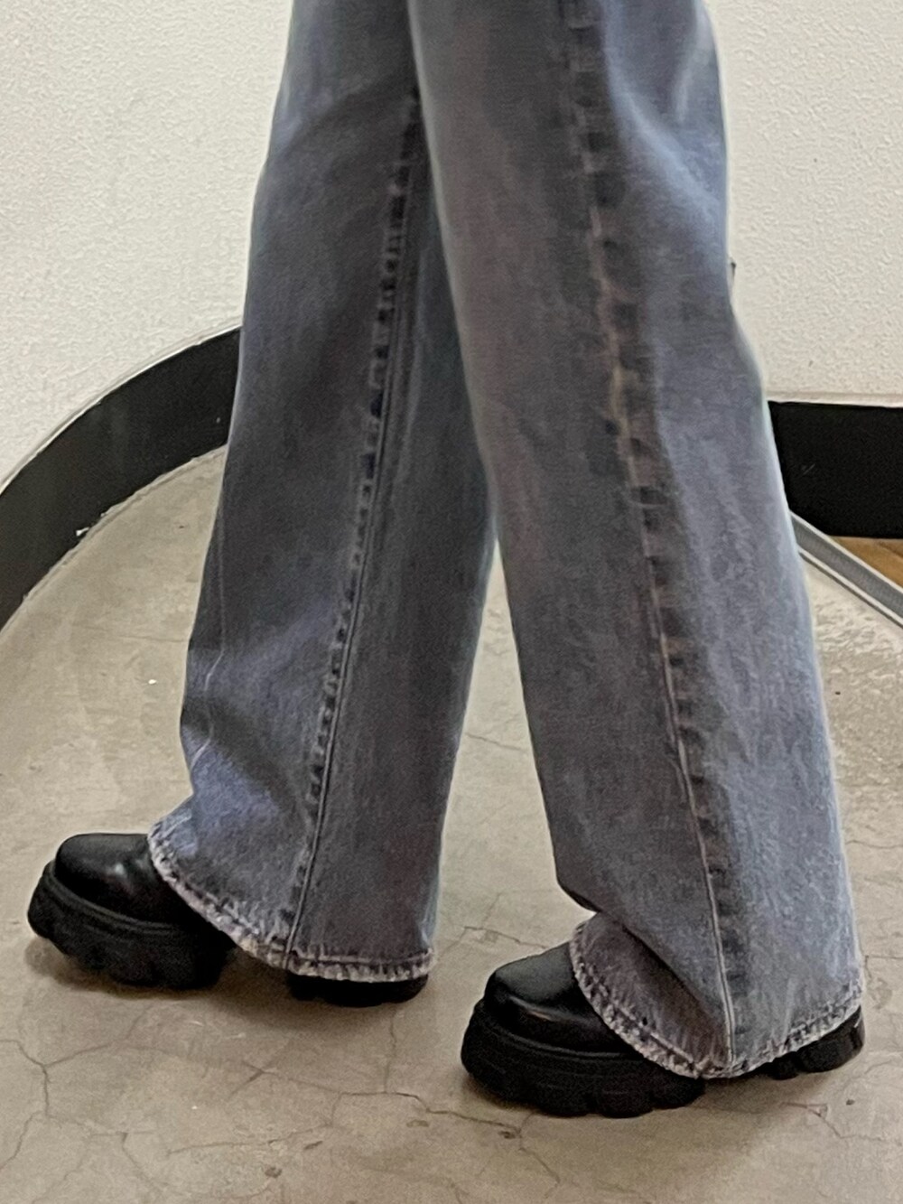 ブルー系のデニムパンツ、ブラック系のブーツ、ピンク系のスウェットを着用したレディースの冬コーディネートの7枚目の写真