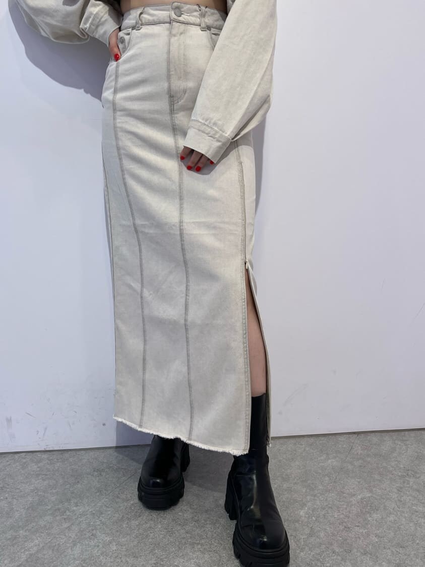 ホワイト系のデニムジャケット、ホワイト系のスカート、ブラック系のブーツを着用したレディースの夏コーディネートの7枚目の写真