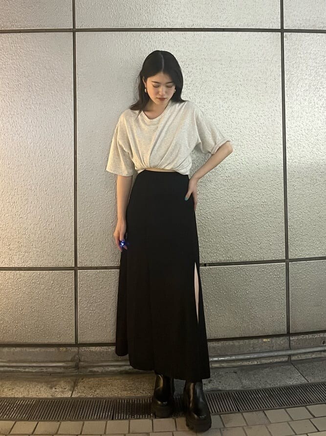 ブラック系のブーツ、グレー系のTシャツ/カットソー、ブラック系のスカートを着用したレディースの夏コーディネートの3枚目の写真