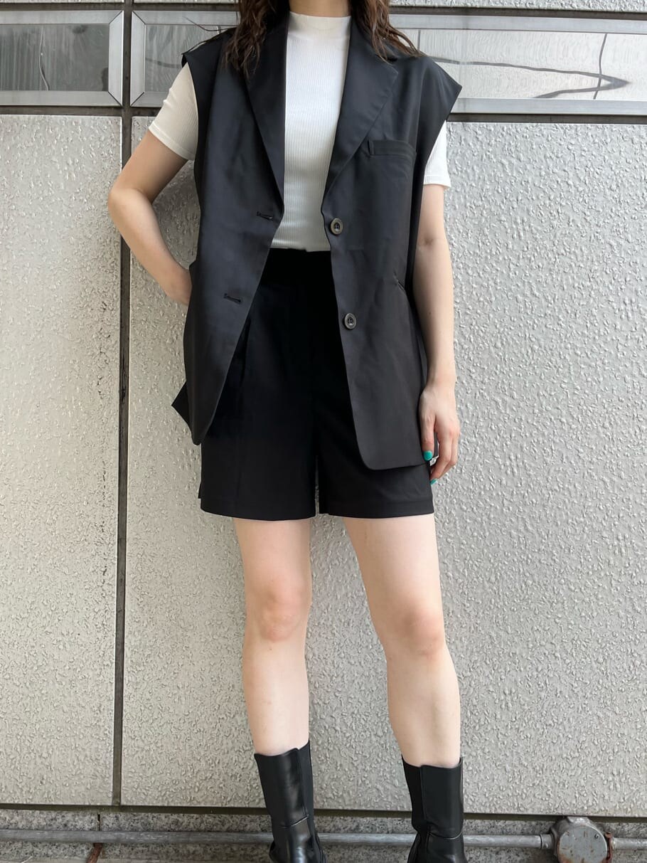 ブラック系のその他パンツ、ブラック系のブーツ、ホワイト系のTシャツ/カットソーを着用したレディースの夏コーディネートの6枚目の写真