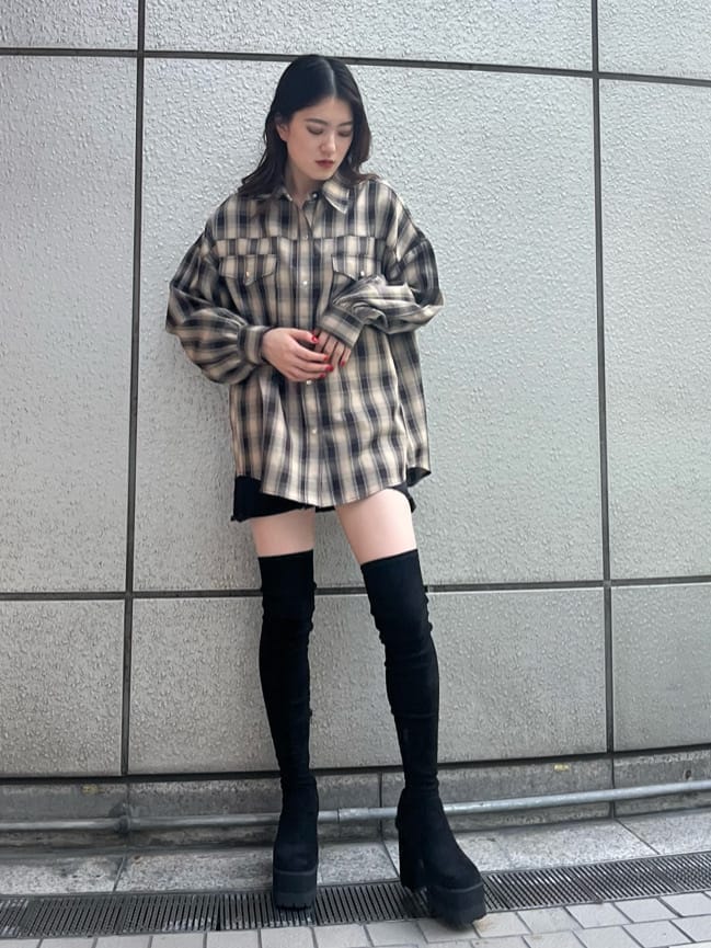 その他のシャツ/ブラウス、ブラック系のブーツ、ブラック系のスカートを着用したレディースの夏コーディネートの2枚目の写真