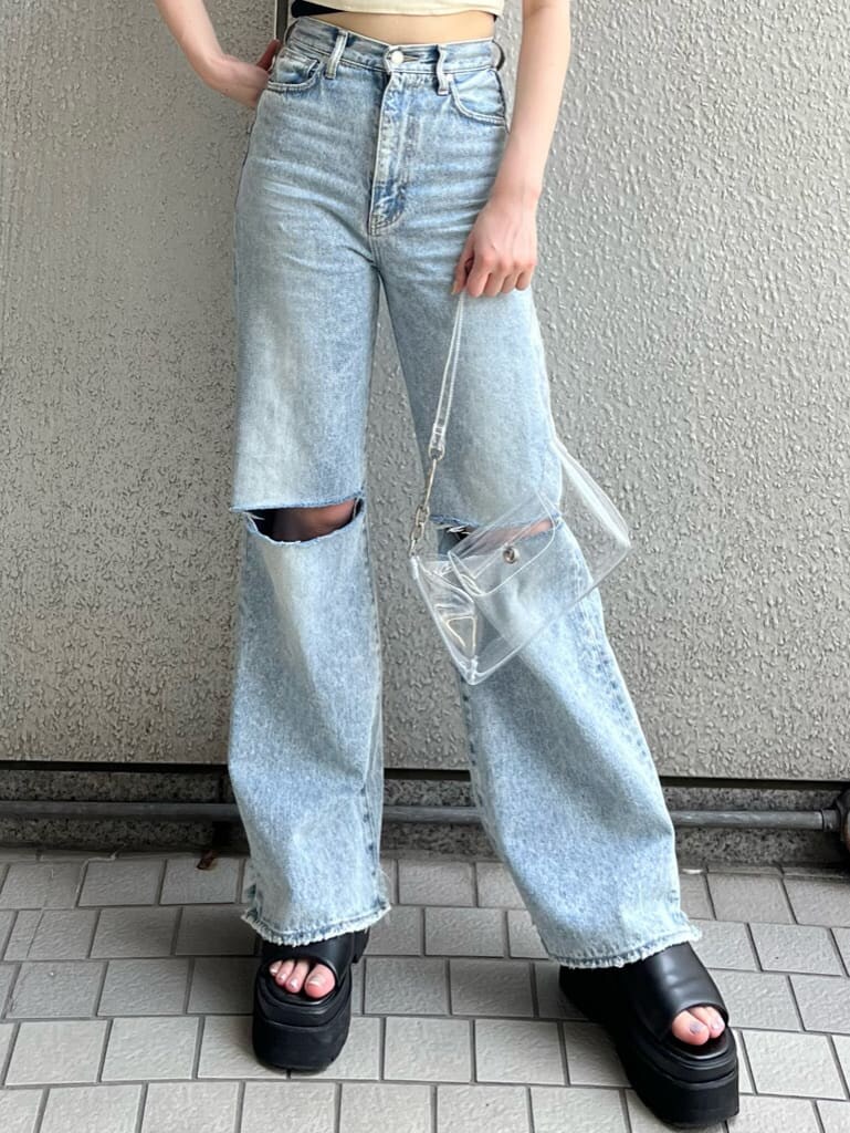 ブラック系のサンダル、ホワイト系のタンクトップ、その他のハンドバッグを着用したレディースの夏コーディネートの6枚目の写真