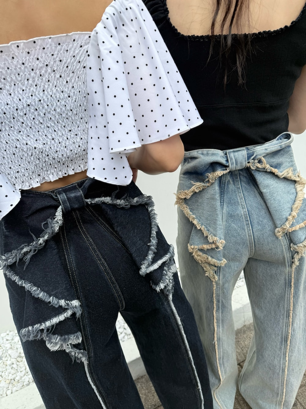 ブルー系のデニムパンツ、ブラウン系のスニーカーを着用したレディースの春コーディネートの3枚目の写真