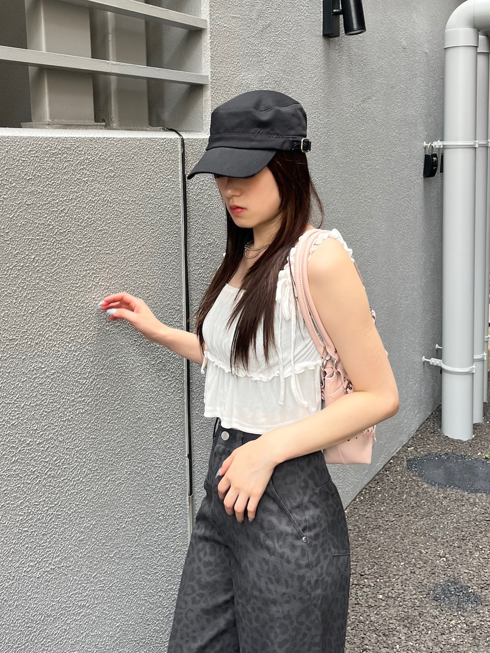 ピンク系のショルダーバッグ、グレー系のその他パンツ、ブラック系のスニーカーを着用したレディースの夏コーディネートの5枚目の写真