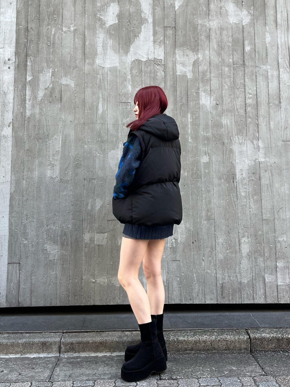 ブラック系のブーツ、ブルー系のニット/セーター、グレー系のスカートを着用したレディースの秋コーディネートの5枚目の写真