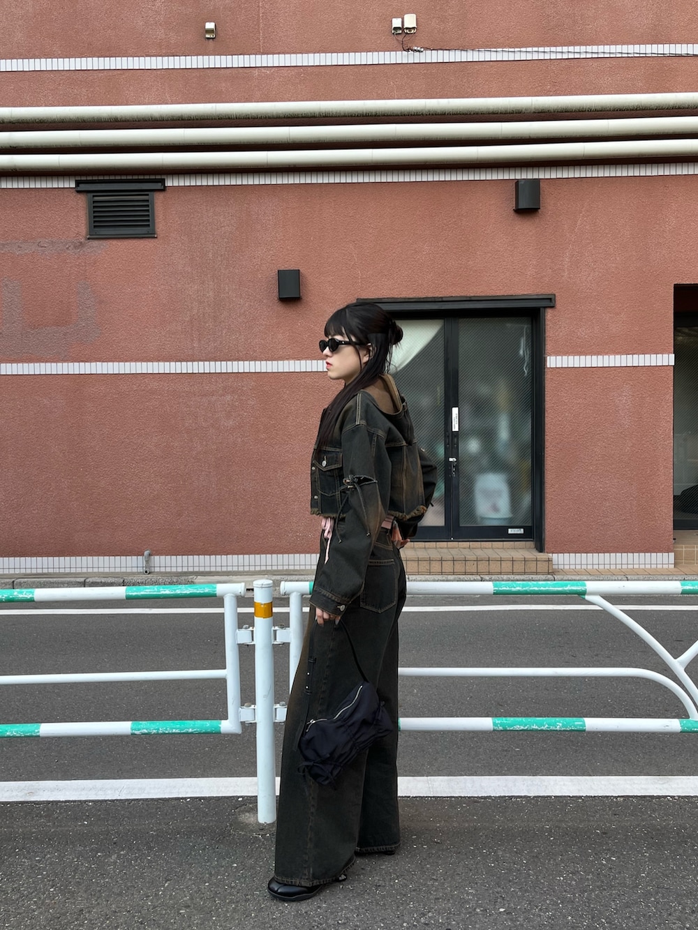 ピンク系のニット/セーター、ブルー系のデニムジャケット、ブルー系のデニムパンツを着用したレディースの冬コーディネートの3枚目の写真