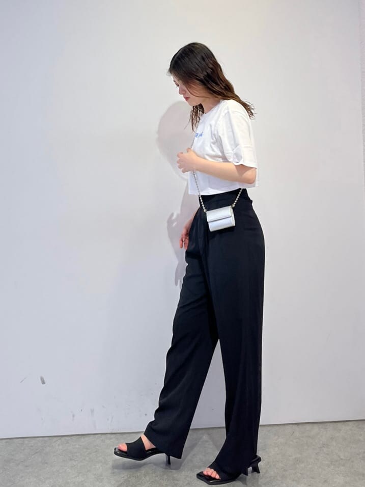 ブラック系のその他パンツ、ブラック系のサンダル、シルバー系の財布を着用したレディースの夏コーディネートの3枚目の写真