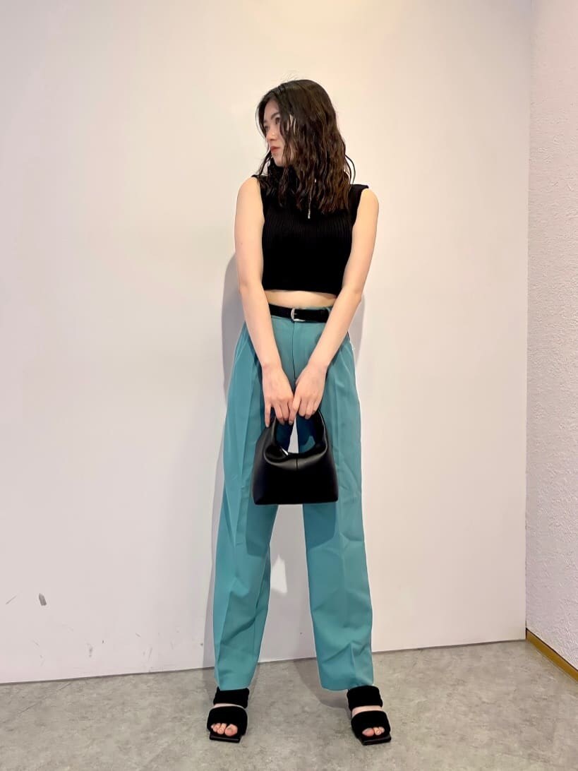 ブラック系のタンクトップ、ブルー系のその他パンツ、ブラック系のサンダルを着用したレディースの夏コーディネートの2枚目の写真