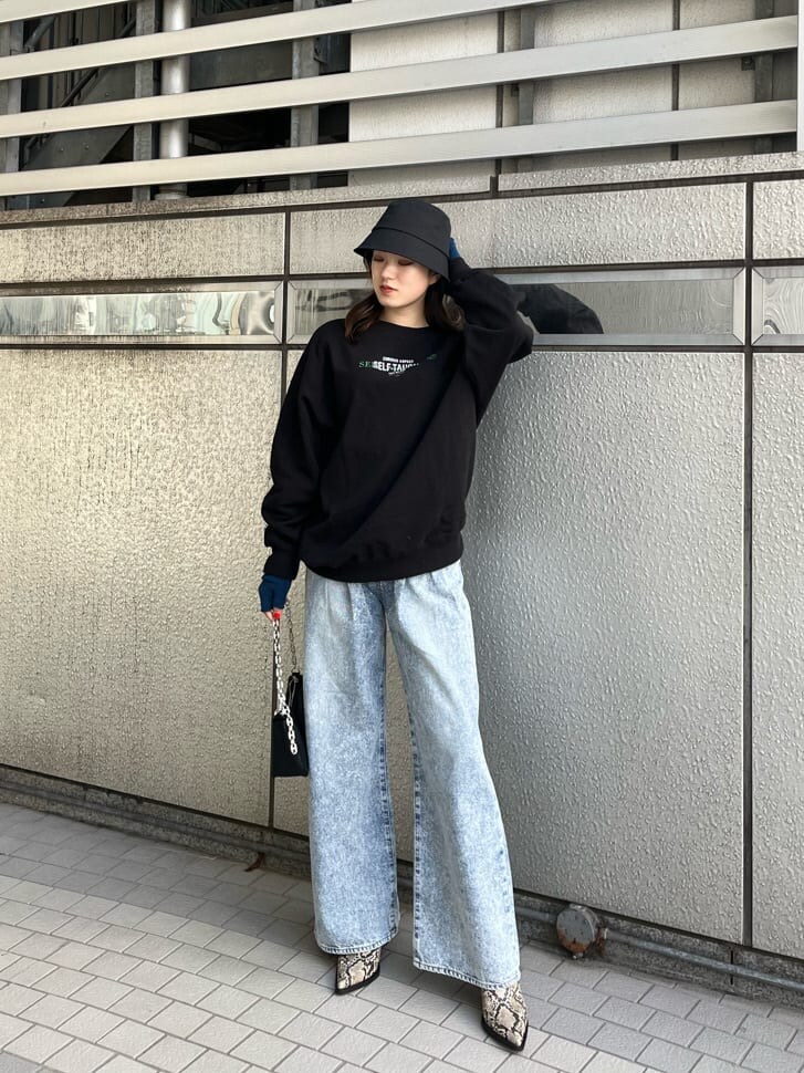 その他のパンプス、ブルー系のデニムパンツ、ブラック系のスウェットを着用したレディースの秋コーディネートの3枚目の写真