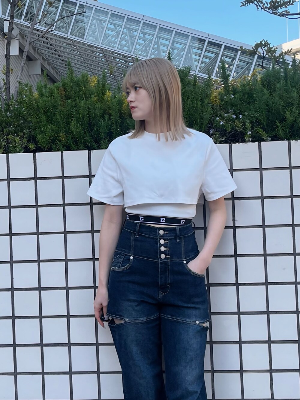 ブラック系のスニーカー、ブルー系のデニムパンツ、ホワイト系のTシャツ/カットソーを着用したレディースの春コーディネートの6枚目の写真