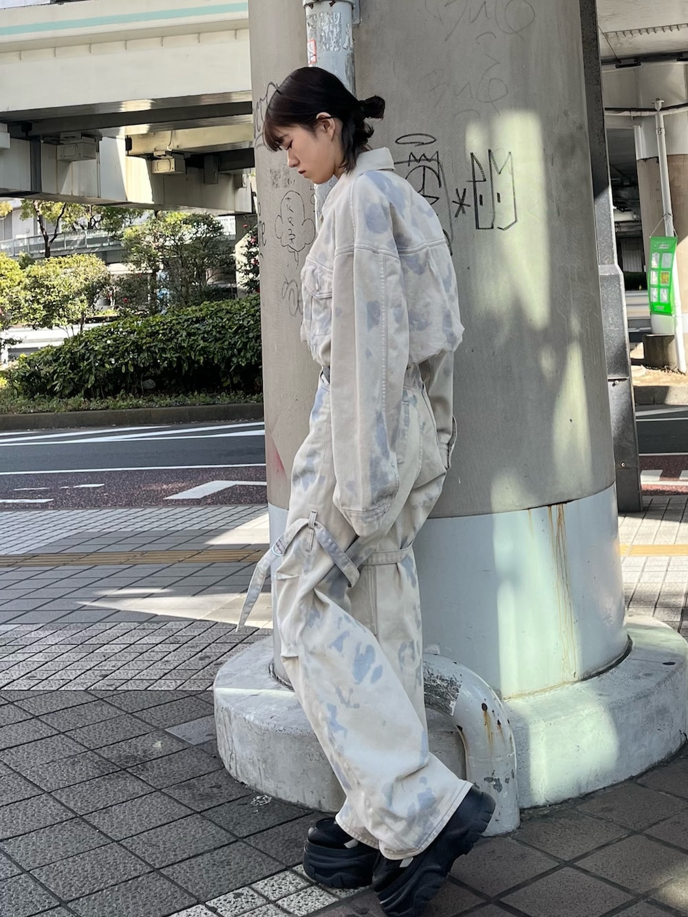 ホワイト系のデニムパンツ、ブラック系のスニーカー、ブラック系のニット/セーターを着用したレディースの冬コーディネートの4枚目の写真