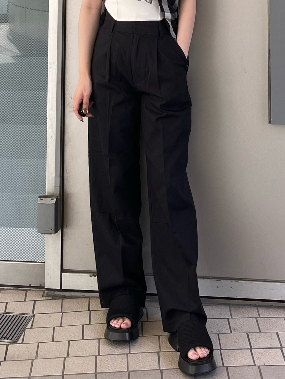 ブラック系のその他パンツ、その他のシャツ/ブラウス、ホワイト系のニット/セーターを着用したレディースの春コーディネートの6枚目の写真