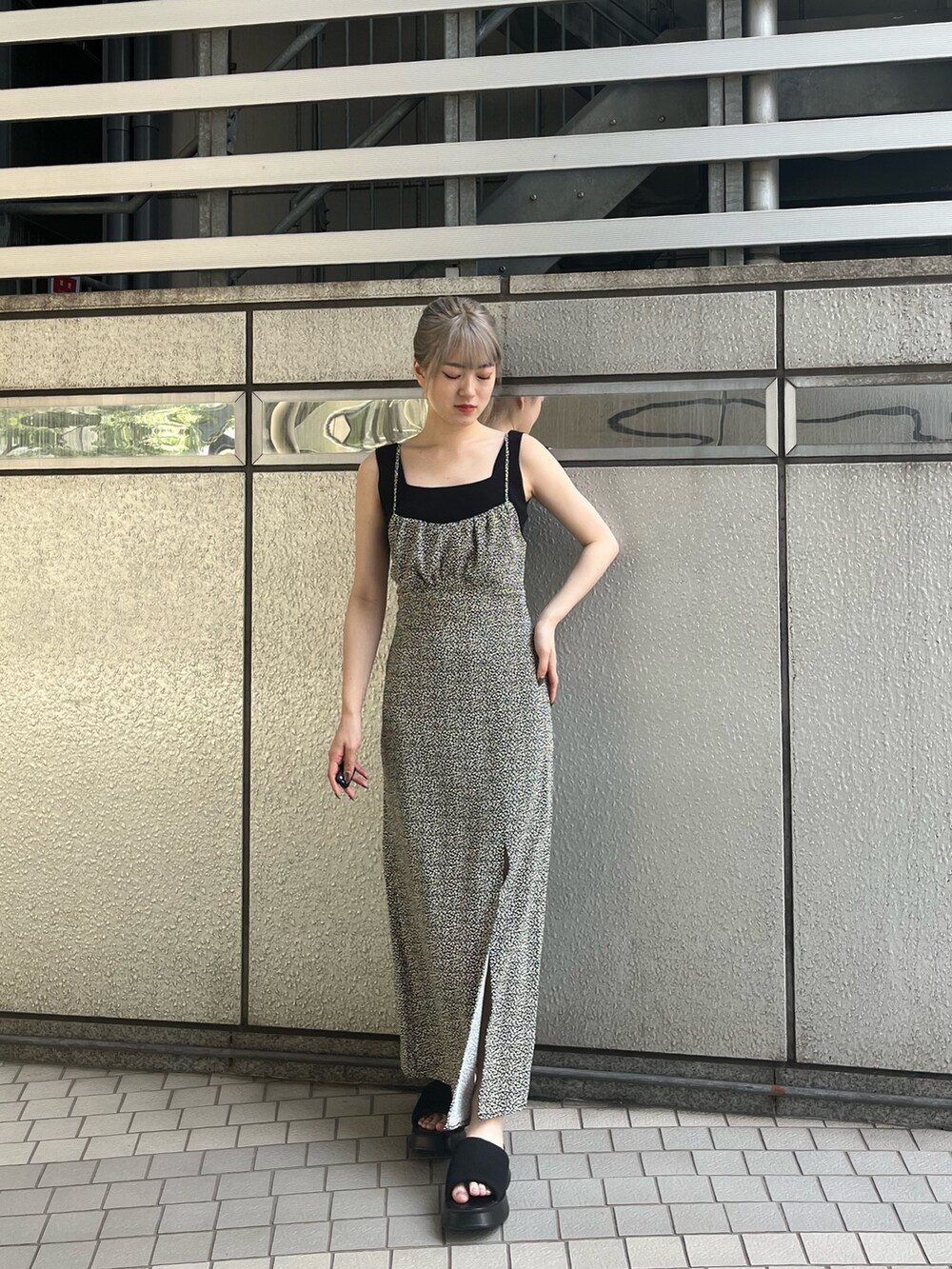 ブラック系のサンダル、ブラック系のニット/セーター、その他のワンピースを着用したレディースの春コーディネートの2枚目の写真
