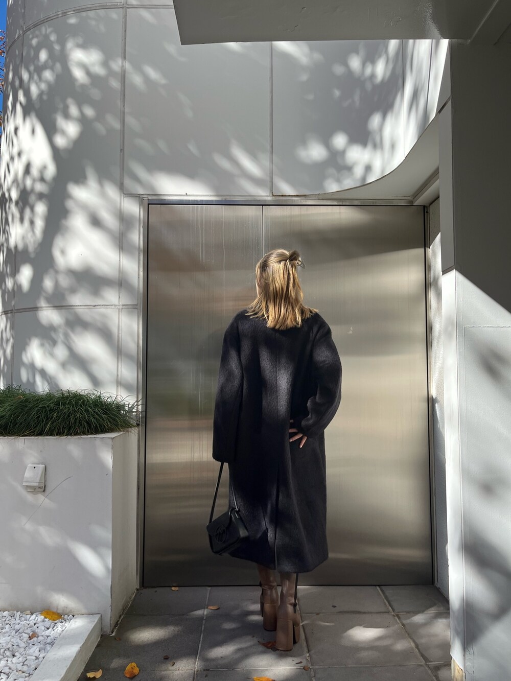 その他のニット/セーター、ブラック系のスカート、ブラウン系のブーツを着用したレディースの冬コーディネートの4枚目の写真