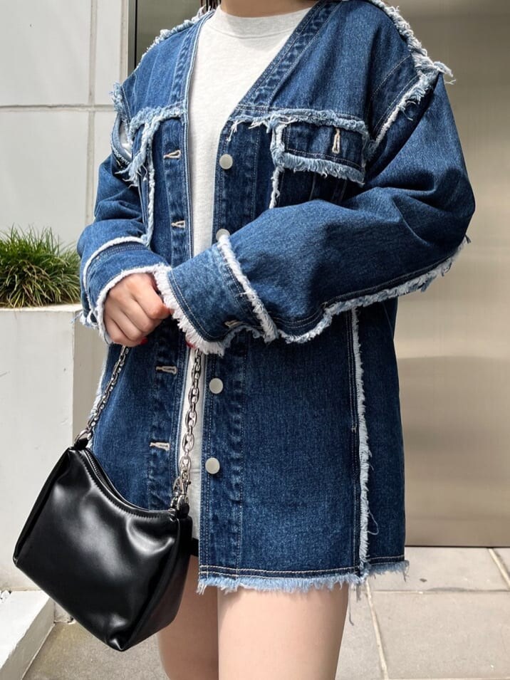 グレー系のスウェット、ブルー系のデニムジャケット、ブラック系のブーツを着用したレディースの秋コーディネートの5枚目の写真