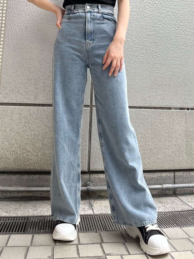 ブラック系のスニーカー、ブラック系のTシャツ/カットソーを着用したレディースの夏コーディネートの7枚目の写真