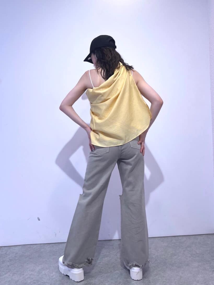 ホワイト系のサンダル、イエロー系のシャツ/ブラウス、ベージュ系のデニムパンツを着用したレディースの夏コーディネートの3枚目の写真