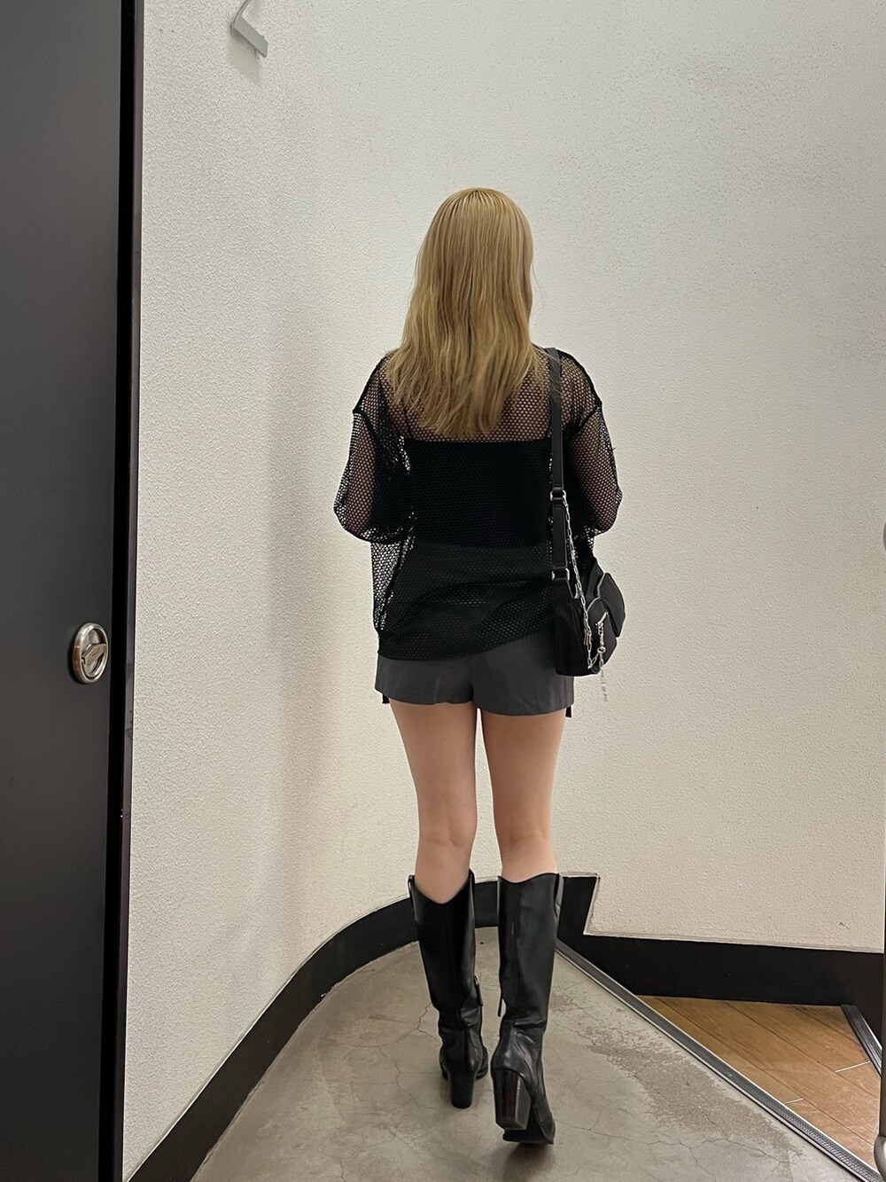 ブラック系のブーツ、ブラック系のキャミソール、ブラック系のハンドバッグを着用したレディースの夏コーディネートの3枚目の写真