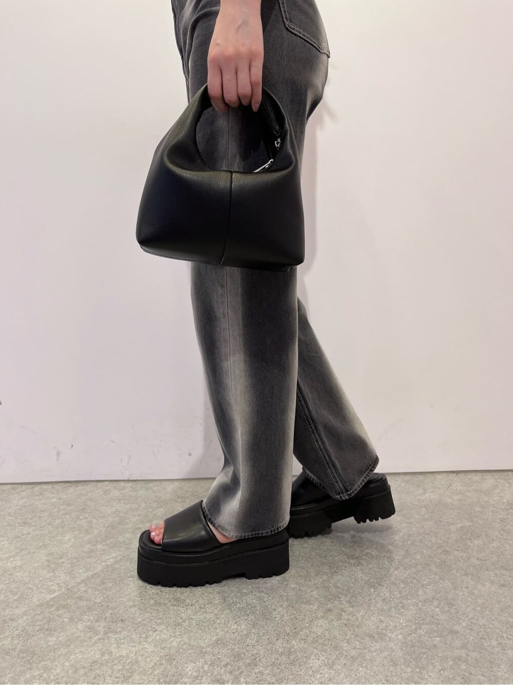 ブラック系のキャミソール、ブラック系のサンダル、ブラック系のデニムパンツを着用したレディースの夏コーディネートの7枚目の写真