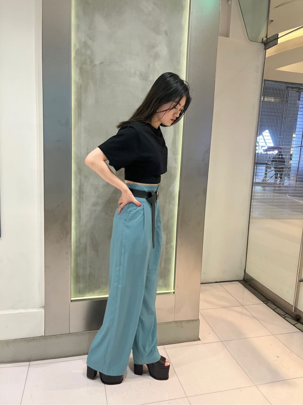 ブラック系のTシャツ/カットソー、ブルー系のその他パンツ、ブラック系のサンダルを着用したレディースの春コーディネートの3枚目の写真